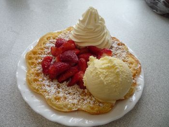 Bergische Waffeln mit Erdbeeren, Vanilleeis und Sahne